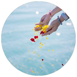 青い海を背景に海洋散骨を行う船上での供養の様子